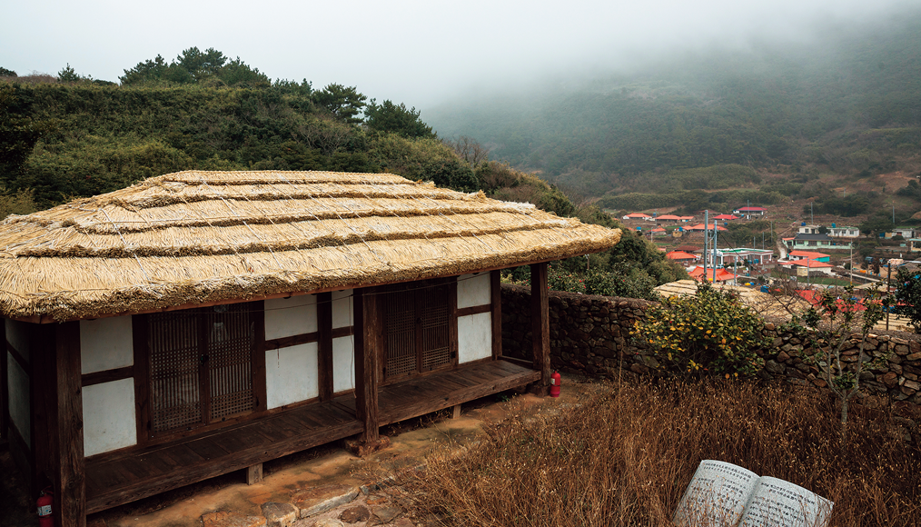 Trường Sachon, nơi Jeong Yak-jeon đã dạy cho trẻ em trong làng trong thời gian ông đi đày, đã được xây lại trên sườn đồi ở làng Sa-ri.