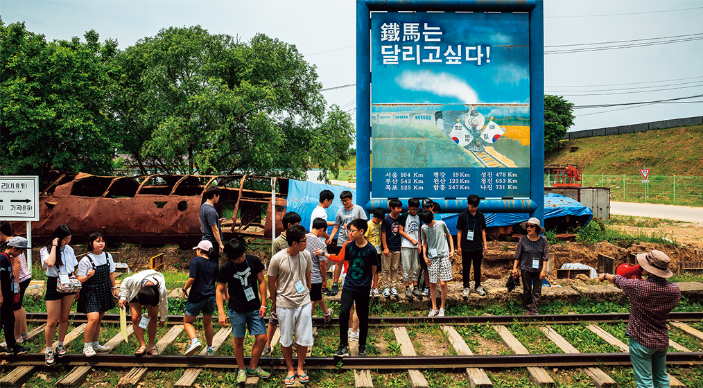 강원도 철원군 민통선 내 월정리역은 1914년 개통되어 서울에서 원산까지 운행하던 경원선의 간이역으로, 한국 전쟁 직후 폭격을 맞고 멈춰선 객차의 잔해가 철길 옆 “철마는 달리고 싶다”라는 문구가 담긴 간판 아래 전시되어 있다. Ga Woljeong-ri tại khu vực hạn chế cư dân ở Cheorwon là một ga dừng dùng còi được đưa vào sử dụng năm 1914 nằm trên tuyến Seoul – Wonsan. Phần còn lại của toa tàu bị bom tàn phá trong chiến tranh liên Triều giờ được trưng bày sau tấm bảng viết rằng “Con ngựa sắt muốn được phi.”