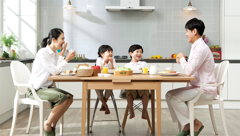 첨단 기술로 인해 부엌이 다목적 공간으로 변신하면, 가족이 보다 많은 시간을 함께 보내는 장소가 될 것으로 예상된다. Các thành viên gia đình sẽ có thể tận hưởng nhiều thời gian chất lượng bên nhau trong bếp khi đó sẽ trở thành một không gian đa mục đích nhờ công nghệ đỉnh cao.