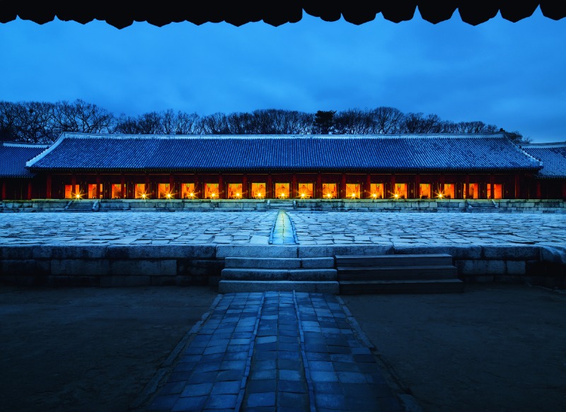 1995년 유네스코 세계문화유산으로 등재된 종묘는 역대 조선 왕과 왕비들의 신주(神主)를 모신 유교 사당이다. 좌우로 길게 지은 건물은 아무런 장식도 하지 않은 단순한 구조로 건축되었으며, 경건함을 강조하기 위해 단청도 하지 않았다. Được UNESCO công nhận là di sản thế giới vào năm 1995, Jongmyo là văn miếu Nho giáo, nơi thờ bài vị nhiều đời vua và vương phi của triều đại Joseon. Công trình được xây dựng trải dài về hai phía phải, trái với cấu tạo kiến trúc đơn giản, không trang trí cầu kỳ, không sơn để nhấn mạnh sự kính cẩn. ⓒ 서헌강(Seo Heun-kang, 徐憲康)