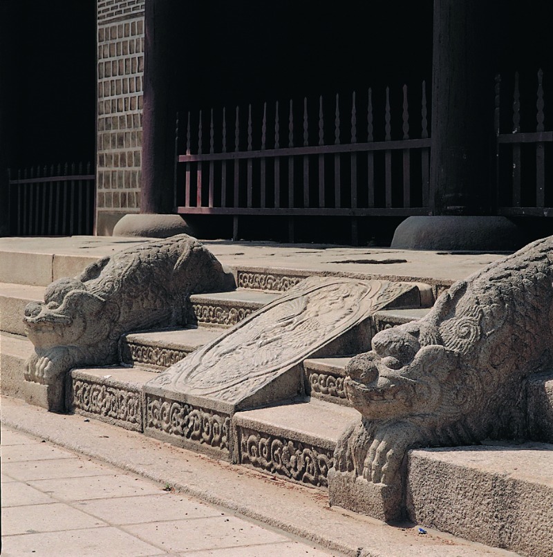 경복궁 근정문 앞 계단 가운데에 자리한 답도(踏道). 임금이 가마를 타고 지나가는 길로 궁궐의 격식을 나타내는 장식물 중 하나이다. 답도에는 봉황 문양이 새겨져 있으며 양옆에는 해치가 자리를 지키고 있다. Dốc dapdo nằm ở giữa bậc thềm trước cổng Geunjeong, cung Gyeongbok. Vốn là lối đi dành riêng cho kiệu vua, đây là một trong những yếu tố trang trí thể hiện nghi lễ hoàng cung. Trên dapdo chạm khắc hình tượng phượng hoàng, còn hai bên là tượng haechi. ⓒ 문화재청 - Cục Di sản văn hóa