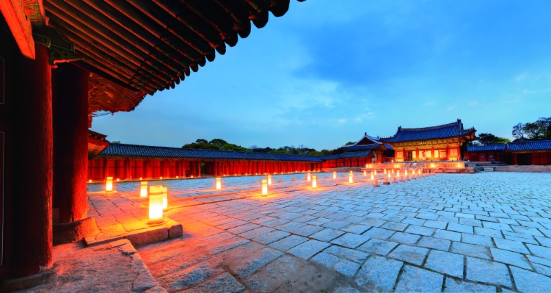 창경궁 명정전(明政殿)은 경복궁과 창덕궁의 정전(正殿)에 비해 규모는 작으나 건축적 형식은 대동소이하다. 세 정전 모두 화재로 소실되어 여러 차례 재건되었는데, 그중 이곳 명정전의 역사가 가장 오래되었다. Điện Myeongjeong (Minh Chính) trong cung Changgyeong có quy mô nhỏ hơn so với chính điện của các cung Gyeongbok và Changdeok, nhưng kiểu cách kiến trúc tương tự nhau. Cả ba sảnh chính điện đều bị phá hủy do hỏa hoạn và được xây lại nhiều lần, trong đó điện Myeongjeong có lịch sử lâu đời nhất. ⓒ 문화재청 - Cơ quan Quản lý Di sản Văn hóa