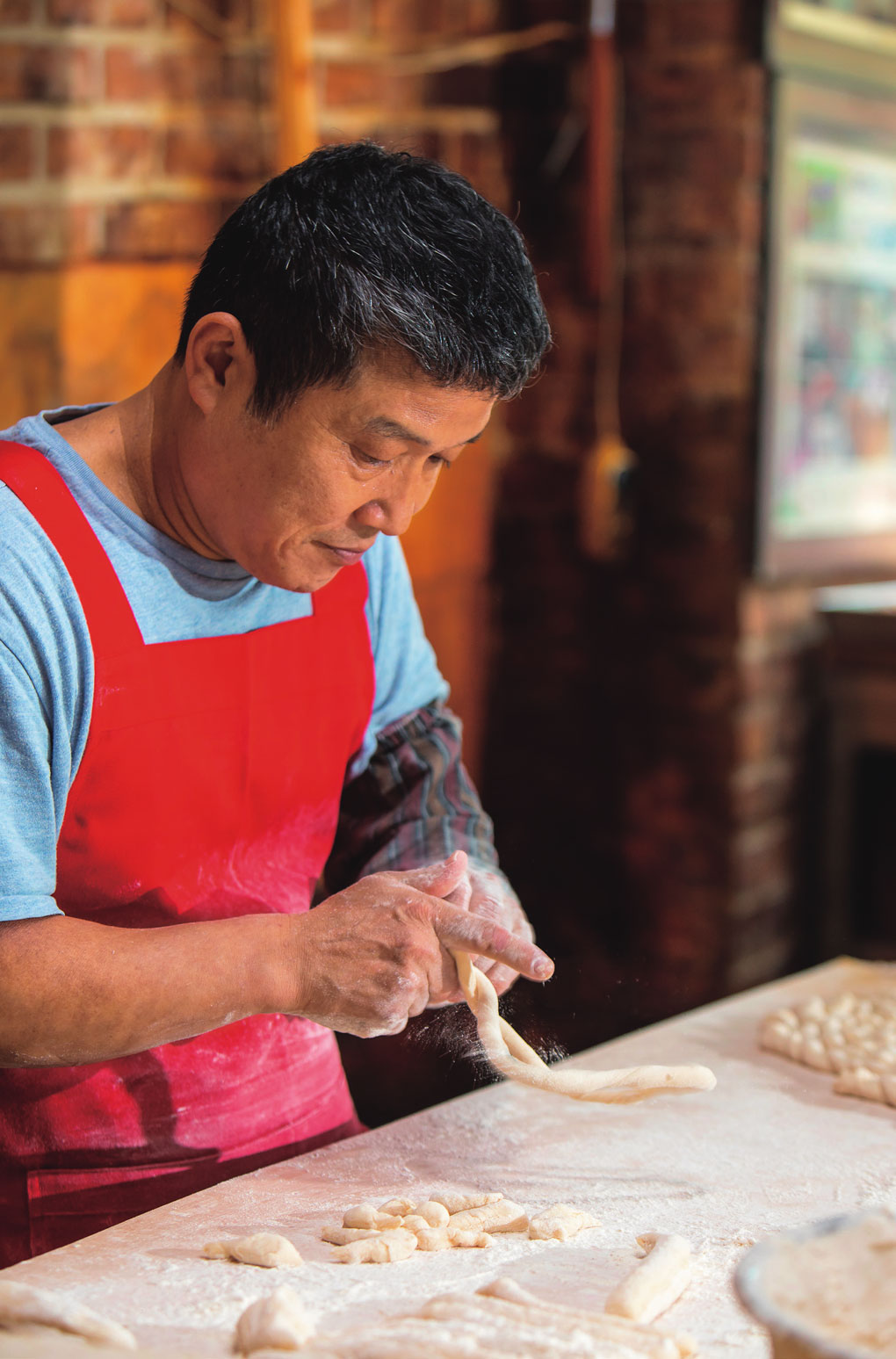 Lim Chun-sik bán kkwabaegi ở chợ Yeongcheon, Seoul đã hơn 40 năm. Ông nhào bột, làm thành từng sợi nhỏ dài và trong chớp mắt hất lên cho chúng xoắn vào nhau thành những chiếc quẩy thừng.
