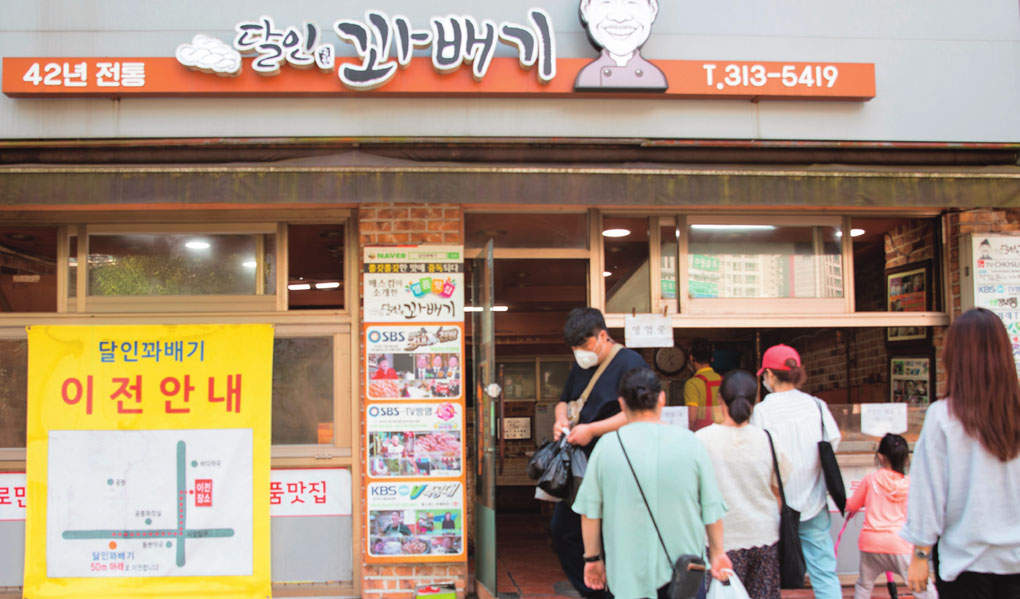Sau khi lên sóng đài SBS chương trình thời sự tài liệu hàng tuần “Nghệ nhân của cuộc sống”, hàng khách xếp trước cửa tiệm càng dài hơn.
