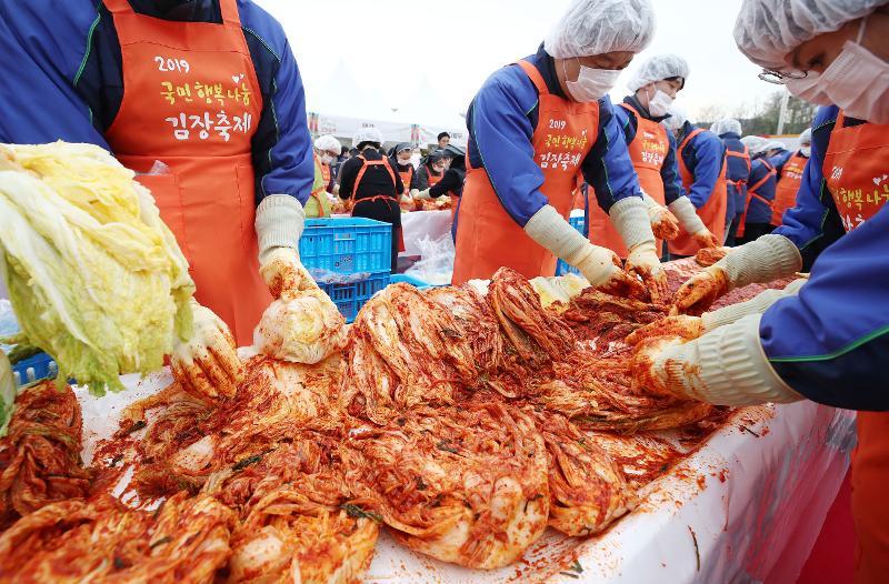 팀 알퍼 코리아넷 칼럼니스트는 김장에 대해 '독특한 사회적인 경험'이라며 김치와 김장에 담긴 한국의 나눔과 배려의 문화를 강조했다. 사진은 2019년 11월 서울 서초구 양재동에서 열린 '2019 국민행복나눔 김장축제'. Nhà văn Tim Alper gọi Kimjang là “một trải nghiệm xã hội độc đáo”, cũng nhấn mạnh văn hóa chia sẻ và tinh thần cộng đồng, là hai giá trị gắn liền với truyền thống làm Kimchi của người Hàn Quốc. Ảnh trên chụp một lễ hội làm Kimchi được tổ chức ở quận Seocho-gu, thủ đô Seoul vào tháng 11 năm 2019. (연합뉴스 - Ảnh: Yonhap News)