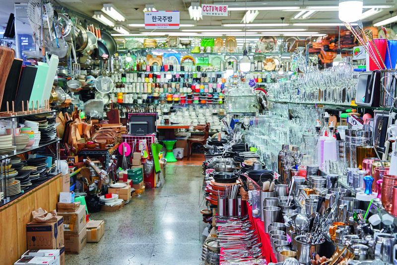 서울 시내 중심가에 위치한 남대문시장은 하루 평균 30만 명의 사람들이 방문한다. 약 1만 개의 점포가 밀집해 있으며 식품, 잡화, 농수산물, 화훼, 공예품 등 1,700여 종에 달하는 상품이 판매된다. 사진은 남대문시장의 주방 용품 가게이다. Chợ Namdaemun nằm ở trung tâm Seoul trung bình có khoảng 30.000 khách mỗi ngày. Chợ có khoảng 10.000 sạp bán hơn 1.700 các mặt hàng như ẩm thực, tạp hóa, đồ nông thủy hải sản, hoa và thủ công mỹ nghệ. Trên hình là cửa hàng đồ dùng trong bếp tại chợ Namdaemun. ⓒ 서울관광재단(Seoul Tourism Organization - Tổ chức Du lịch Seoul)