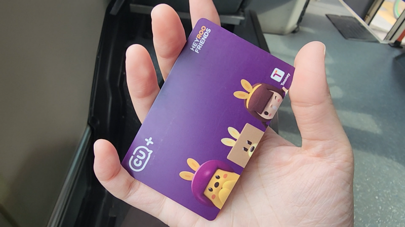 Các bạn có thể mua thẻ T-money card để dễ sử dụng các phương tiện giao thông ở Hàn Quốc. (Ảnh: Nguyễn Phương Anh)