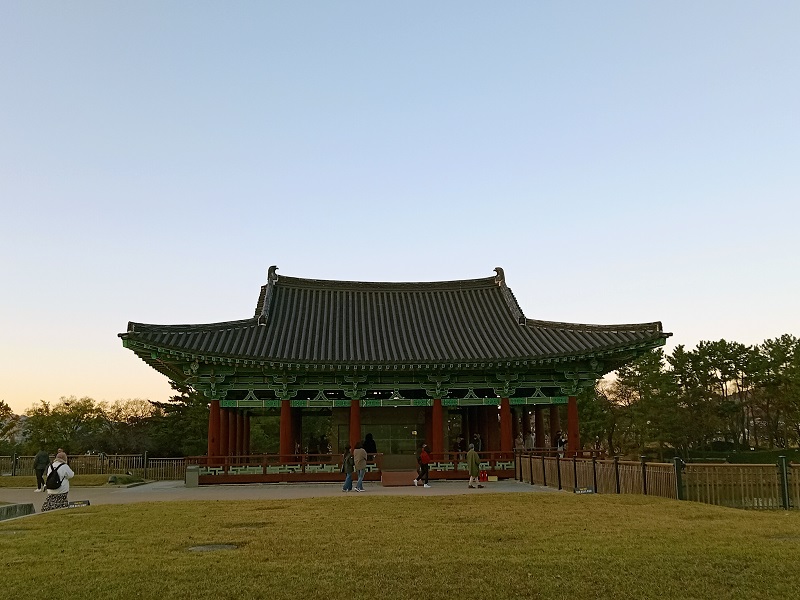 Cung điện Donggung và hồ Wolji có địa chỉ tại 102 Wonhwa-ro, thành phố Gyeongju, tỉnh Gyeongsangbuk-do.