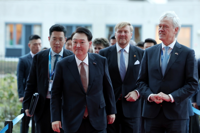 ▲ 지난해 12월 네덜란드를 국빈 방문한 윤석열 대통령(왼쪽에서 두 번째)이 빌렘 알렉산더르 네덜란드 국왕(왼쪽에서 세 번째)과 함께 네덜란드 벨트호벤 소재 ASML 본사를 방문해 피터 베닝크 ASML 최고경영자(오른쪽)의 안내를 받고 있다. Tổng thống Hàn Quốc Yoon Suk Yeol (thứ hai từ trái sang) và Nhà vua Hà Lan Willem-Alexander (thứ ba từ trái sang) đã gặp gỡ Giám đốc điều hành công ty ASML Peter Wennink (bên phải) tại trụ sở của công ty ASML nằm ở thành phố Veldhoven, tỉnh Noord-Brabant, Hà Lan vào tháng 12/2023. (Ảnh: Kim Yong Wii / Văn phòng Tổng thống Hàn Quốc - 대한민국 대통령실 김용위) 