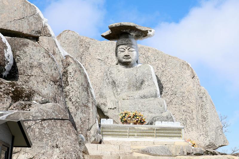 ▲ 참배객에게 꼭 한 가지 소원을 이루어 준다는 갓바위. Bức tượng Phật linh thiêng nằm ở Vườn quốc gia Palgongsan. (Ảnh: Văn phòng phía Đông Vườn quốc gia Palgongsan)