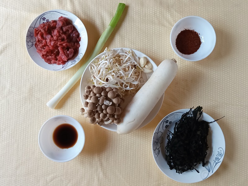 Canh củ cải thịt bò kiểu Gyeongsang-do không thể thiếu được củ cải và ớt bột Hàn Quốc. Đây chính là điểm đặc trưng của món canh này. (Ảnh: Lưu Thị Thu Loan)

