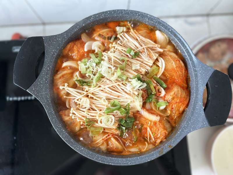 Cách làm món 김치말이찜 - Kimchi Mari Jjim - Kimchi cuộn hầm ấm áp ngày đầu Xuân