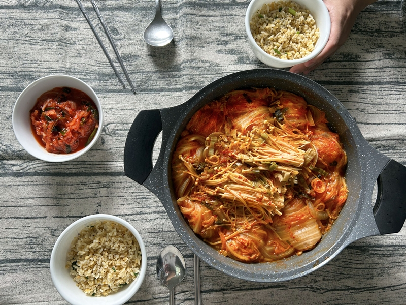 Món Kimchi Mari Jjim sẽ ngon hơn khi thưởng thức chung với cơm. (Ảnh: Lưu Hoàng Nhi)
