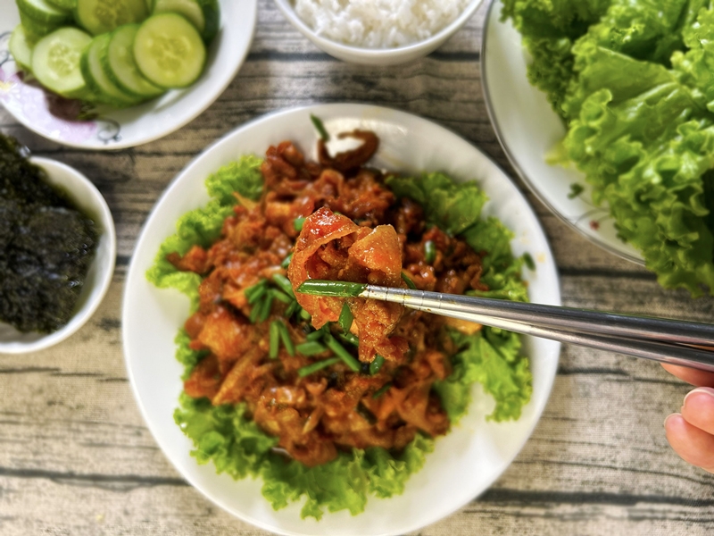 Món thịt heo xào cay Hàn Quốc thường được ăn kèm với dưa chuột, cơm nóng và rau xà lách. (Ảnh: Lưu Hoàng Nhi)

