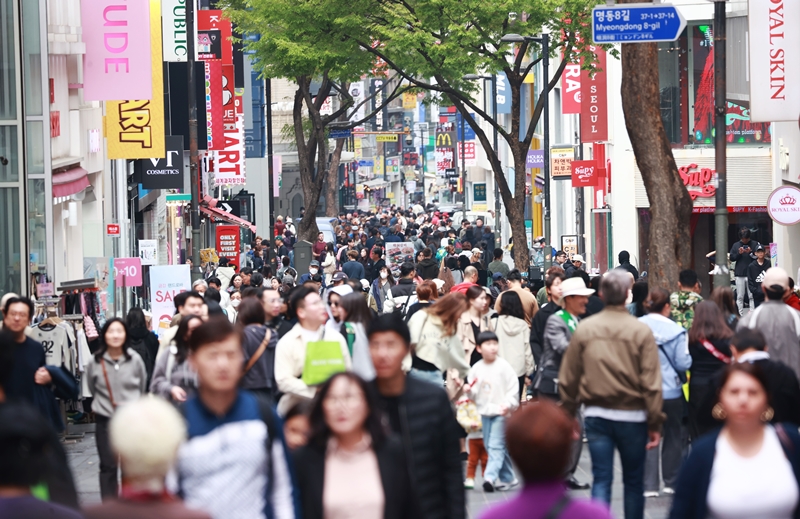 ▲ 앞으로 20년 뒤면 한국 총인구 중 외국인 비율이 6.9%까지 오를 것이라는 전망이 나왔다. 사진은 지난 10일 시민들로 북적이는 서울 중구 명동 거리의 모습. Hình ảnh người dân và khách du lịch tấp nập tại con phố Myeongdong, ở quận Jung-gu, thành phố Seoul vào ngày 10/4. (Ảnh: Yonhap News - 연합뉴스)