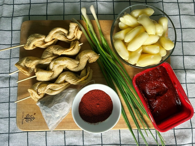 Các nguyên liệu cơ bản để nấu món Tteokbokki. (Ảnh: Lưu Hoàng Nhi)