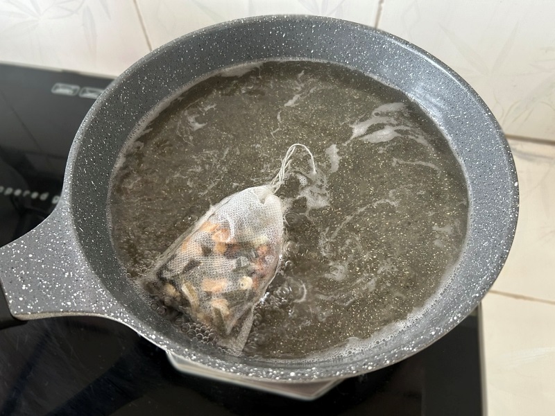 Nấu nước dùng từ cá khô và tảo biển khô cho món Tteokbokki. (Ảnh: Lưu Hoàng Nhi)

