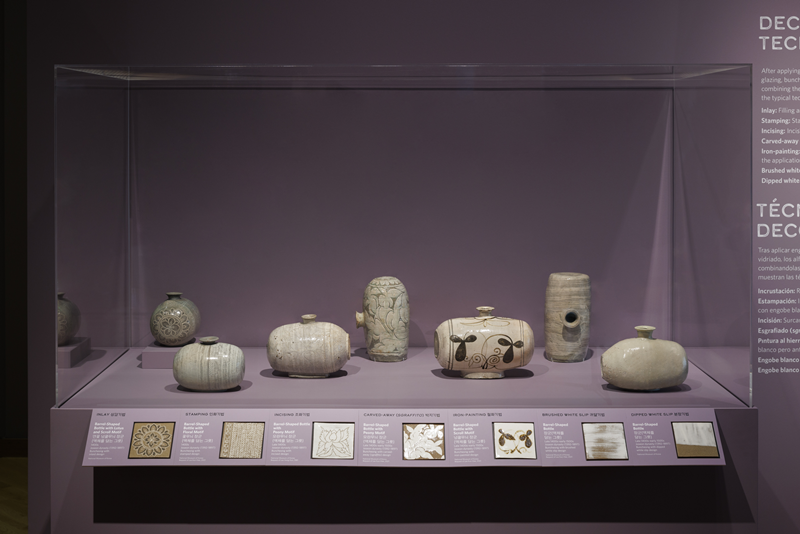 ▲ 덴버박물관 잭슨갤러리에서 전시된 분청사기의 7가지 제작 기법. 7 loại của gốm men xám Buncheong được trưng bày ở phòng trưng bày Jackson Jr. của Bảo tàng Nghệ Denver, Mỹ. (Ảnh: Bảo tàng Quốc gia Hàn Quốc)