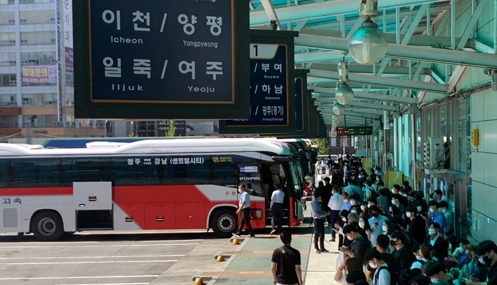 ▲ 정부가 시외버스 이용을 활성화하고 외국인 관광객의 편의를 높이기 위해 온라인 예매 노선을 늘리고 해외카드 결제를 도입한다. 사진은 2022년 추석연휴 첫날의 청주시 흥덕구 시외버스터미널. Bến xe buýt liên tỉnh ở quận Heungdeok-gu, thành phố Cheongju, tỉnh Chungcheongbuk-do. (Ảnh: Yonhap News - 연합뉴스)