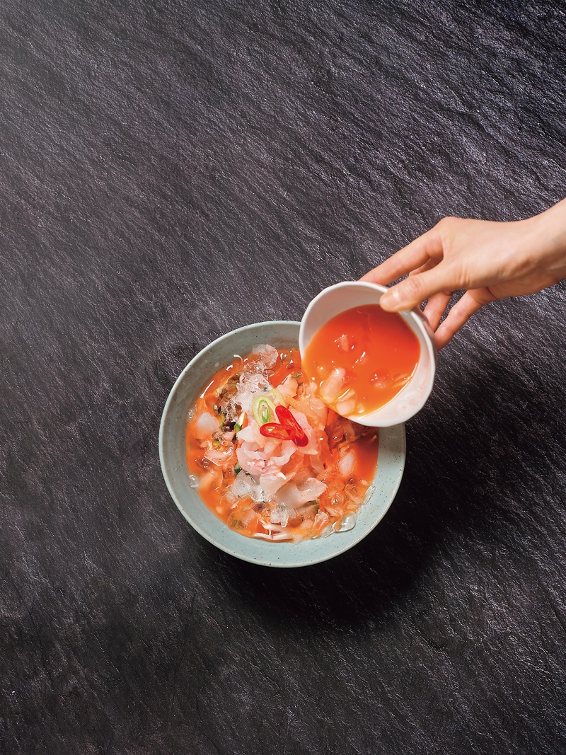 매콤하면서 새콤달콤한 육수는 무더위에 지친 입맛을 달래기에 제격이다. 각종 회와 해산물, 그리고 야채를 덜어 먹은 후 남은 육수에 취향에 따라 밥 또는 면을 말아먹어도 좋다. Nước dùng chua cay và thơm ngọt rất phù hợp để phục hồi cảm giác thèm ăn trong ngày hè nóng bức. Sau khi thưởng thức những lát cá sống, hải sản và rau tươi, có thể ăn hết nước dùng còn lại bằng cách cho thêm cơm hoặc mì tùy theo sở thích.