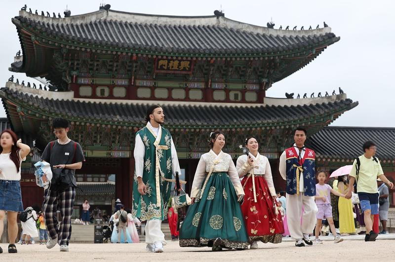 ▲ 외국인 관광객 2만 여명을 대상으로 하는 '코리아 버킷 리스트' 행사가 다음달 1일부터 11월 10일까지 열린다. 사진은 지난 7월 29일 서울 경복궁을 찾은 관광객들의 모습. Du khách nước ngoài đến thăm cung điện Gyeongbokgung, quận Jongno-gu, thành phố Seoul vào ngày 29/7/2024. (Ảnh: Yonhap News - 연합뉴스)