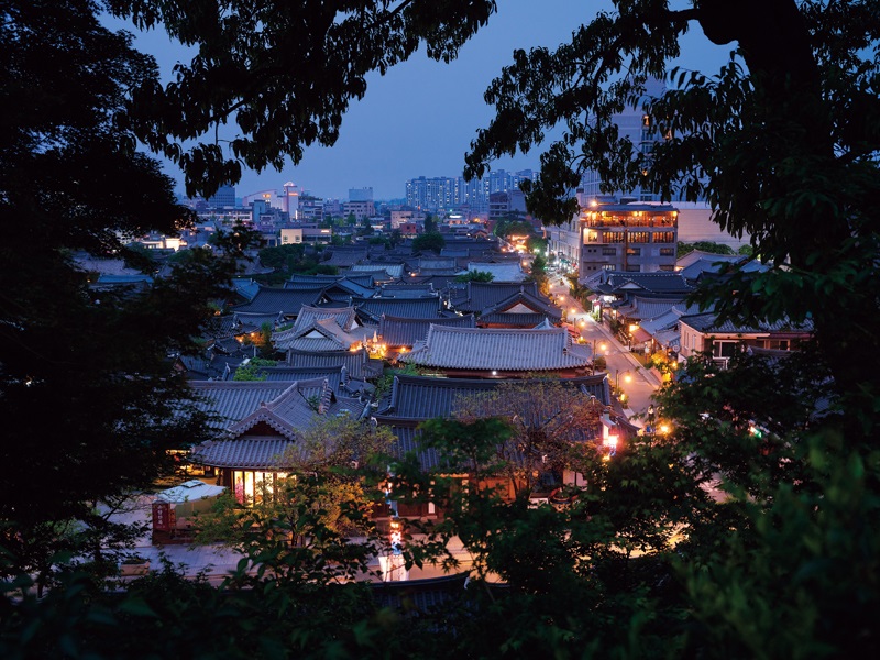 전주 한옥마을은 서울 북촌한옥마을과 함께 대표적인 한옥보존지구이다. 오목대에서 한옥마을을내려다보면 빼곡한 기와지붕이 마치 검푸른 파도가 밀려오는 듯한 모습이다. Làng Hanok Jeonju và làng Hanok Bukchon ở Seoul cùng là những khu vực bảo tồn nhà hanok. Từ Omokdae nhìn xuống làng hanok sẽ thấy những mái ngói san sát như thể những đợt sóng xanh thẫm đang xô đến.