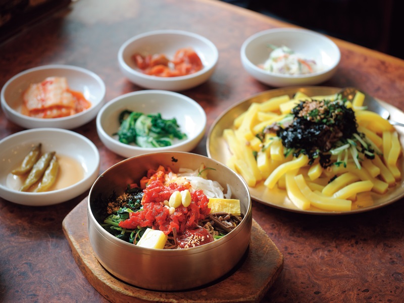 전주 향토 음식인 전주비빔밥은 전주는 물론 한국을 대표하는 음식이 되었다. 전주 비빔밥의 종류는 30여 가지로 계절에 따라 조금씩 달라진다. Món cơm trộn bibimbap vốn là đặc sản của Jeonju đã trở thành món ăn đại diện cho không chỉ Jeonju mà còn cả Hàn Quốc. Có hơn 30 loại bibimbap khác nhau một chút tùy theo mùa.