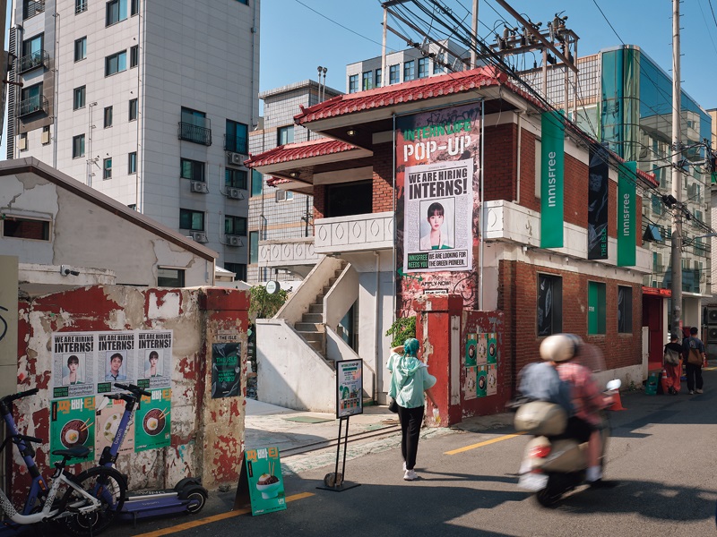 뷰티 브랜드 이니스프리가 2024년 4월부터 5월까지 성수동에 위치한 플래그십 스토어 ‘이니스프리 디아일 성수’에서 진행한 팝업 스토어. 젊고 창의력 넘치는 인재를 모집한다는 재미있는 콘셉트로 이목을 끌었다. Một cửa hàng pop-up do thương hiệu làm đẹp Innisfree mở ra tại cửa hàng flagship THE ISLE Innisfree Seongsu, nằm ở Seongsu-dong từ tháng 4 đến tháng 5 năm 2024. Nó thu hút sự chú ý với ý tưởng thú vị về tuyển dụng những tài năng trẻ, sáng tạo.