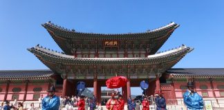 “첩종하라”···조선시대 궁궐 호위군 사열식 20일까지 경복궁서 재현 – Nghi lễ duyệt binh đội cảnh vệ hoàng gia được tái hiện tại Gyeongbokgung đến ngày 20/10 “첩종하라”···조선시대 궁궐 호위군 사열식 20일까지 경복궁서 재현 - Nghi lễ duyệt binh đội cảnh vệ hoàng gia được tái hiện tại Gyeongbokgung đến ngày 20/10