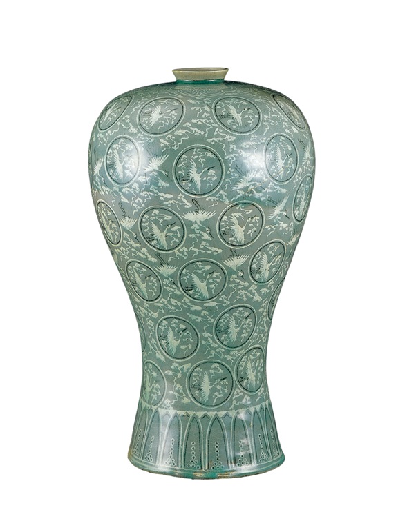 간송미술관의 대표적 소장품 중 하나인 청자 상감운학문 매병(Celadon Prunus Vase with Inlaid Cloud and Crane Design, 靑磁 象嵌雲鶴文 梅甁). 높이 42.1㎝, 입지름 6.2㎝, 밑지름 17㎝ 크기이며 세련미의 극치를 보여 주는 유물이다. 1962년 국보로 지정되었다. Thanh từ tương khảm vân hạc văn mai bình là một trong những hiện vật tiêu biểu của Bảo tàng Nghệ thuật Kansong. Nó có chiều cao 42,1cm, đường kính miệng bình 6,2cm, đường kính đáy bình 17cm và là di vật cho thấy đỉnh cao của sự tao nhã. Nó được công nhận là báu vật quốc gia năm 1962. ⓒ Cục Di sản văn hóa Hàn Quốc - 국가유산청