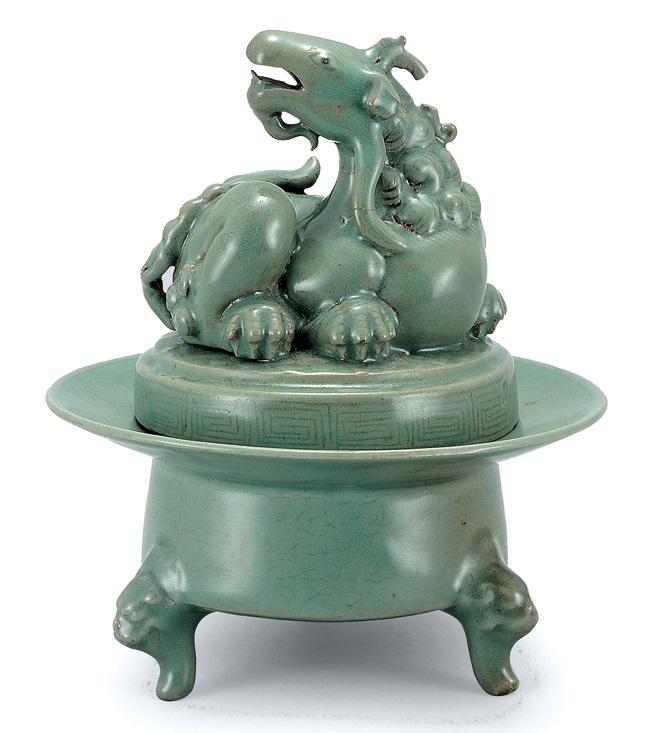 개스비 컬렉션 중 하나인 청자 기린형뚜껑 향로(Celadon Incense Burner with Girin-shaped Lid, 靑磁 麒麟形蓋 香爐). 12세기에 제작된 것으로 추정되며 높이는 20㎝이다. 뚜껑에는 상상의 동물인 기린이 조각되어 있는데, 기린의 입을 통해 향의 연기가 배출된다. 간송미술관 소장품이며, 1962년 국보로 지정되었다. Lư hương bằng sứ xanh có nắp đậy hình kỳ lân, thuộc Bộ sưu tập Gasby. Lư hương cao 20cm và được phỏng đoán chế tác vào thế kỷ XII. Trên nắp lư có khắc hình kỳ lân, loài động vật chỉ có trong trí tưởng tượng, và khói hương sẽ tỏa ra từ miệng của kỳ lân. Đây là hiện vật của Bảo tàng Nghệ thuật Kansong và được chỉ định là báu vật quốc gia vào năm 1962. ⓒ Cục Di sản văn hóa Hàn Quốc - 국가유산청