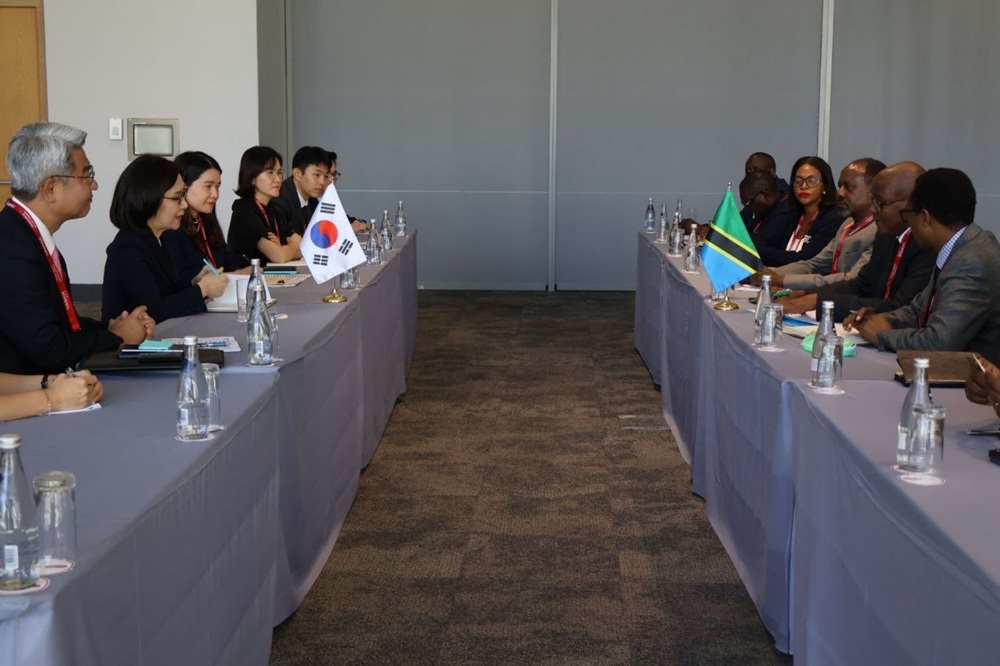 ▲ 강인선 외교부 2차관이 지난 5일 남아프리카공화국에서 열린 ‘한-아프리카 핵심광물대화’를 계기로 스티븐 킬루스와 탄자니아 광물부 부장관과 양자회담을 하고 있다. Thứ trưởng thứ hai Bộ Ngoại giao Hàn Quốc bà Kang Insun vào ngày 5 tháng 2 đã hội đàm với Thứ trưởng Bộ Khoáng sản Tanzania Steven Kiruswa nhân dịp cuộc đối thoại Hàn Quốc - châu Phi về khoáng sản quan trọng diễn ra ở Nam Phi. (Ảnh: Bộ Ngoại giao Hàn Quốc - 외교부)