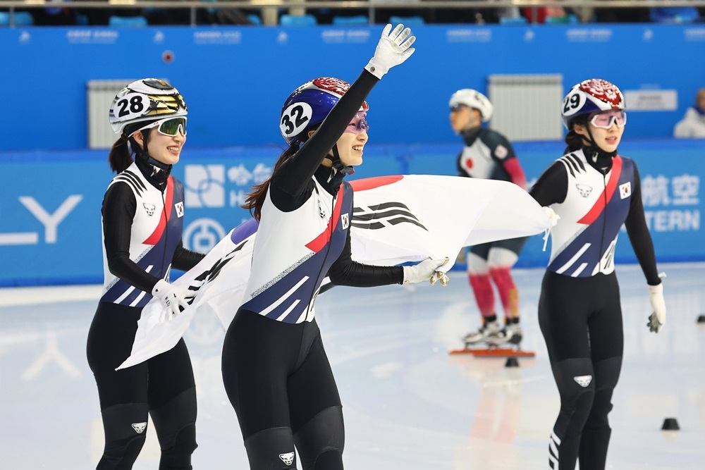 ▲ 하얼빈 동계아시안게임 여자 500m 결승에서 금메달, 은메달, 동메달을 각각 차지한 최민정(가운데), 김길리(왼쪽), 이소연이 8일 중국 하얼빈 헤이룽장 빙상훈련센터 다목적홀에서 태극기를 펼쳐들고 관중에 인사하고 있다. Tại Đại hội thể thao mùa đông châu Á 2025, 3 nữ vận động viên bộ môn trượt băng tốc độ cự ly ngắn Choi Minjeong (ở giữa), Kim Gilli (bên trái) và Lee Soyeon (bên phải) đã ăn mừng sau khi giành được huy chương vàng, bạc và đồng trong trận chung kết nội dung 500m nữ diễn ra ở Trung tâm huấn luyện trượt băng Hắc Long Giang (Heilongjiang Ice Training Center), thành phố Cáp Nhĩ Tân, Trung Quốc vào ngày 8/2/2025. (Ảnh: Yonhap News - 연합뉴스)