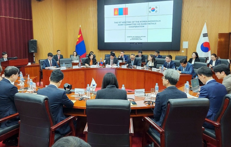 ▲ 산업통상자원부는 12일 서울에서 제2차 한-몽골 희소금속 협력위원회를 개최해 양국 간 희소금속 공급망 협력을 강화하기로 했다. 사진은 2023년 11월 20일(현지 시간) 몽골 울란바토르 외교부 청사에서 열린 제1차 한-몽골 희소금속 협력위원회 모습. Phiên họp lần thứ nhất của Ủy ban hợp tác về kim loại hiếm Hàn Quốc - Mông Cổ diễn ra ở trụ sở chính của Bộ Ngoại giao Mông Cổ, thành phố Ulaanbaatar vào ngày 20/11/2023. (Ảnh: Bộ Thương mại, Công nghiệp và Năng lượng Hàn Quốc - 산업통상자원부)