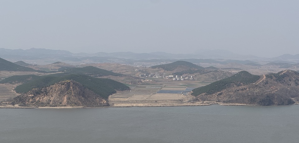 ▲ 경기 김포 애기봉 전망대에서 바라본 북한 개풍군. 하늘이 흐린 날에는 확장현실 기반 망원경을 사용할 수 있다. Toàn cảnh huyện Gaepung-gun của Triều Tiên nhìn từ Đài quan sát Jogang ở Công viên sinh thái hòa bình Aegibong, thành phố Gimpo, tỉnh Gyeonggi-do. (Ảnh: Charles Audouin / Korea.net)