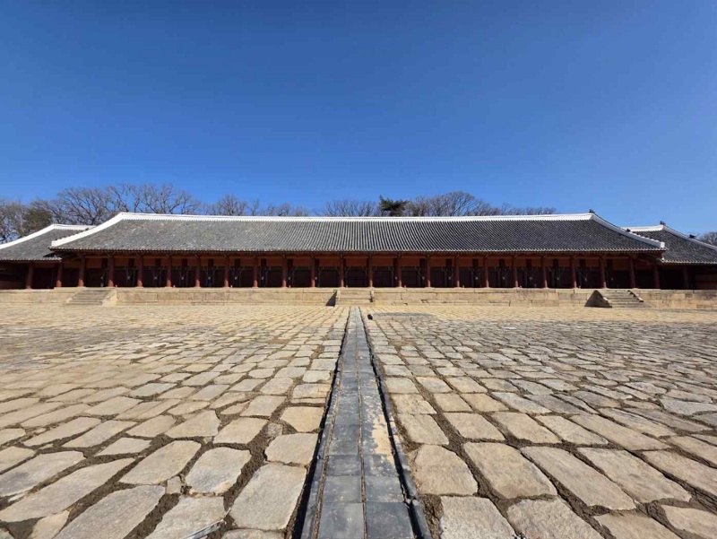 ▲ 보수 공사 마친 종묘 정전 전경. Toàn cảnh của chính điện tại đền thờ Jongmyo, quận Jongno-gu, thủ đô Seoul. (Ảnh: Cục Di sản Quốc gia Hàn Quốc - 국가유산청)