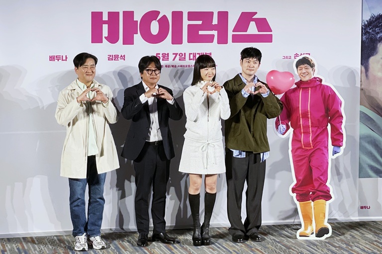 ▲ 영화 '바이러스' 제작보고회가 16일 서울 강남구 메가박스 코엑스에서 열린 가운데 감독과 배우들이 기념촬영을 위해 포즈를 취하고 있다. 왼쪽부터 감독 강이관, 배우 김윤석, 배두나, 장기하. Đạo diễn Kang Yi-kwan và dàn diễn viên gồm Kim Yoon-seok, Bae Doo-na và Chang Ki-ha đã chụp ảnh kỷ niệm trong cuộc họp báo về bộ phim “Virus” diễn ra ở rạp chiếu phim Megabox COEX, quận Gangnam-gu, thành phố Seoul vào ngày 16/4/2025. (Ảnh: Xu Aiying / Korea.net - 서애영 기자 xuaiy@korea.kr)