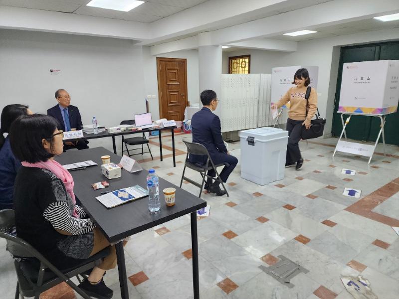 ▲ 6월 3일 실시되는 제21대 대통령 선거를 앞두고 재외국민 투표가 20일 시작됐다.사진은 지난해 3월 이집트 카이로의 주이집트한국대사관에서 설치된 제22대 국회의원선거 재외국민 투표소에서 현지 교민들이 투표하는 모습. Hình ảnh chụp trạm bỏ phiếu cho cuộc bầu cử Quốc hội Hàn Quốc lần thứ 22 đã được thiết lập ở ở trụ sở chính của Đại sứ quán Hàn Quốc tại Ai Cập, thủ đô Cairo vào tháng 3 năm 2024. (Ảnh: Yonhap News - 연합뉴스)