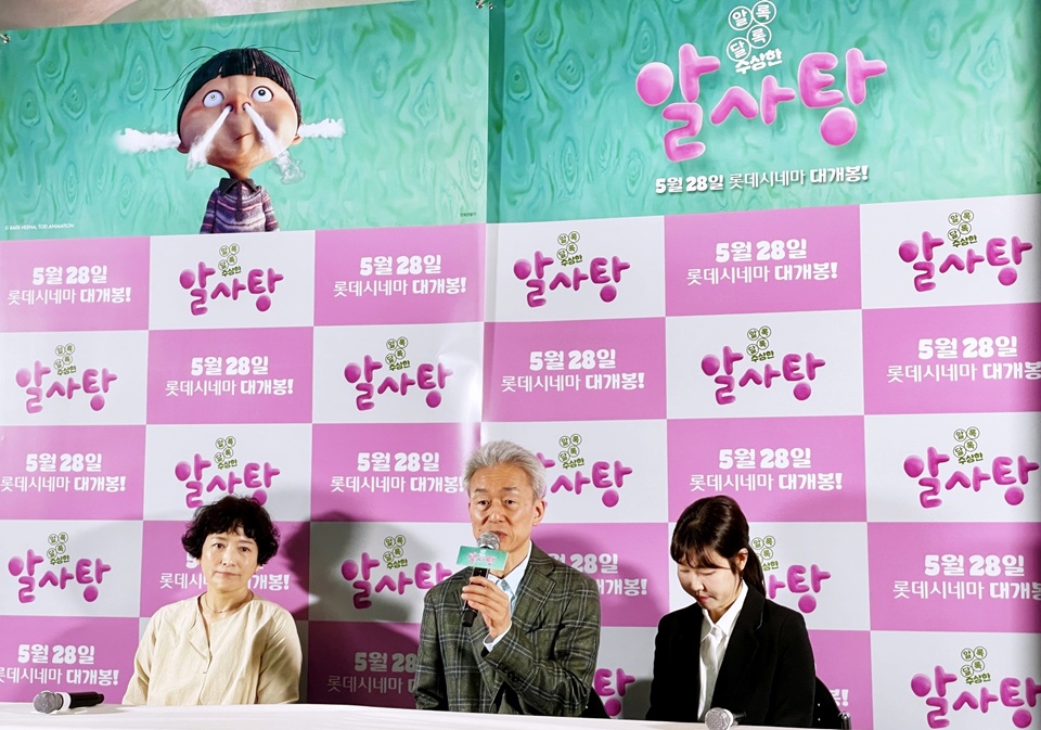 ▲ 지난 23일 서울 광진구 롯데시네마 건대입구점에서 열린 애니메이션 '알사탕' 기자간담회에서 와시오 타카시(가운데) 프로듀서가 기자들의 질문에 답하고 있다. 이 작품은 백희나(왼쪽) 작가의 그림책 ‘알사탕’과 ‘나는 개다’를 원작으로 한다. Nhà văn Baek Heena (bên trái) và Takashi Washio (ở giữa) trong buổi họp báo về bộ phim hoạt hình ngắn “Magic Candies” diễn ra ở rạp chiếu phim LOTTE CINEMA Konkuk Univ. nằm ở quận Gwangjin-gu (Seoul) vào ngày 23/5/2025. (Ảnh: Xu Aiying / Korea.net - 서애영 기자 xuaiy@korea.kr)