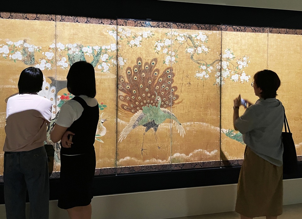 ▲ 16일 서울 용산구 국립중앙박물관에서 열린 한일 국교 정상화 60주년 특별전 '일본미술, 네 가지 시선' 언론공개회에서 참석자들이 봉황과 공작을 그린 병풍을 살펴보고 있다. Tấm bình phong gấp có hình phượng hoàng và chim công trong triển lãm “Nghệ thuật Nhật Bản từ bốn góc nhìn” (tiếng Anh: Japanese Art from Four Perspectives) diễn ra ở Bảo tàng Quốc gia Hàn Quốc, quận Yongsan-gu, thành phố Seoul. (Ảnh: Xu Aiying / Korea.net)