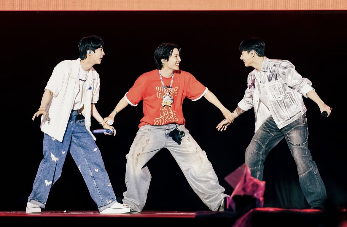 ▲ BTS 멤버 제이홉의 앙코르 콘서트 '호프 온 더 스테이지 파이널'이 13일 경기 고양시 고양종합운동장에서 열린 가운데 진과 정국이 무대에 깜짝 등장했다. 슈가·RM·지민·뷔는 객석에서 공연을 관람하며 아미들과 함께 했다. Các thành viên BTS Jin và Jungkook vào ngày 13 tháng 6 đã bất ngờ xuất hiện tại “HOPE ON THE STAGE FINAL” - buổi hòa nhạc encore do thành viên J-Hope tổ chức tại Khu liên hợp thể thao Goyang ở thành phố Goyang, tỉnh Gyeonggi-do. Còn 4 thành viên khác của nhóm V, RM, Suga và Jimin đã ngồi cùng khán giả để thưởng thức buổi hòa nhạc. (Ảnh: Trang Instagram chính thức của J-Hope - 제이홉 인스타그램 갈무리)