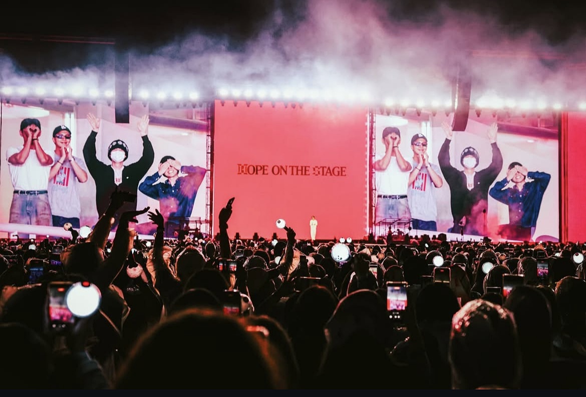 ▲ BTS 멤버 제이홉의 앙코르 콘서트 '호프 온 더 스테이지 파이널'이 13일 경기 고양시 고양종합운동장에서 열린 가운데 진과 정국이 무대에 깜짝 등장했다. 슈가·RM·지민·뷔는 객석에서 공연을 관람하며 아미들과 함께 했다. Các thành viên BTS Jin và Jungkook vào ngày 13 tháng 6 đã bất ngờ xuất hiện tại “HOPE ON THE STAGE FINAL” - buổi hòa nhạc encore do thành viên J-Hope tổ chức tại Khu liên hợp thể thao Goyang ở thành phố Goyang, tỉnh Gyeonggi-do. Còn 4 thành viên khác của nhóm V, RM, Suga và Jimin đã ngồi cùng khán giả để thưởng thức buổi hòa nhạc. (Ảnh: Trang Instagram chính thức của J-Hope - 제이홉 인스타그램 갈무리)