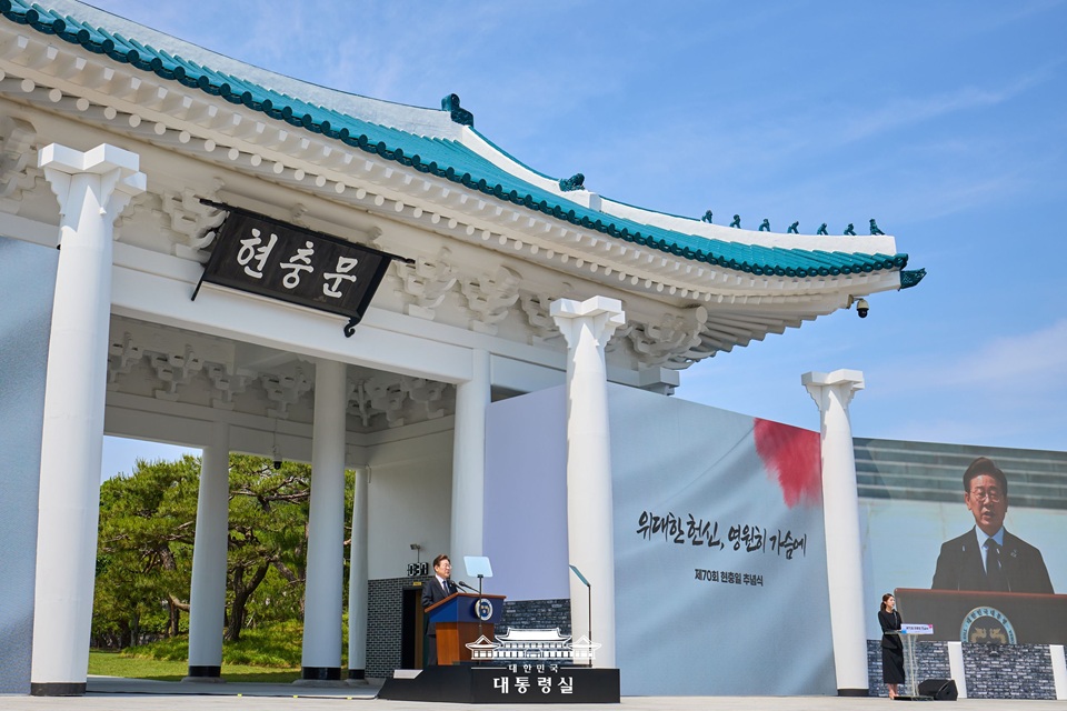 ▲ 이재명 대통령이 지난 6일 서울 동작구 국립서울현충원에서 열린 제70회 현충일 추념식에서 추념사를 하고 있다. Tổng thống Hàn Quốc Lee Jae Myung đã có bài phát biểu tại lễ kỷ niệm 70 năm Ngày Hyunchungil (Ngày Tưởng niệm Hàn Quốc) diễn ra ở Nghĩa trang Quốc gia Seoul, quận Dongjak-gu, thành phố Seoul vào ngày 6/6/2025. (Ảnh: Văn phòng Tổng thống Hàn Quốc - 대한민국 대통령실)