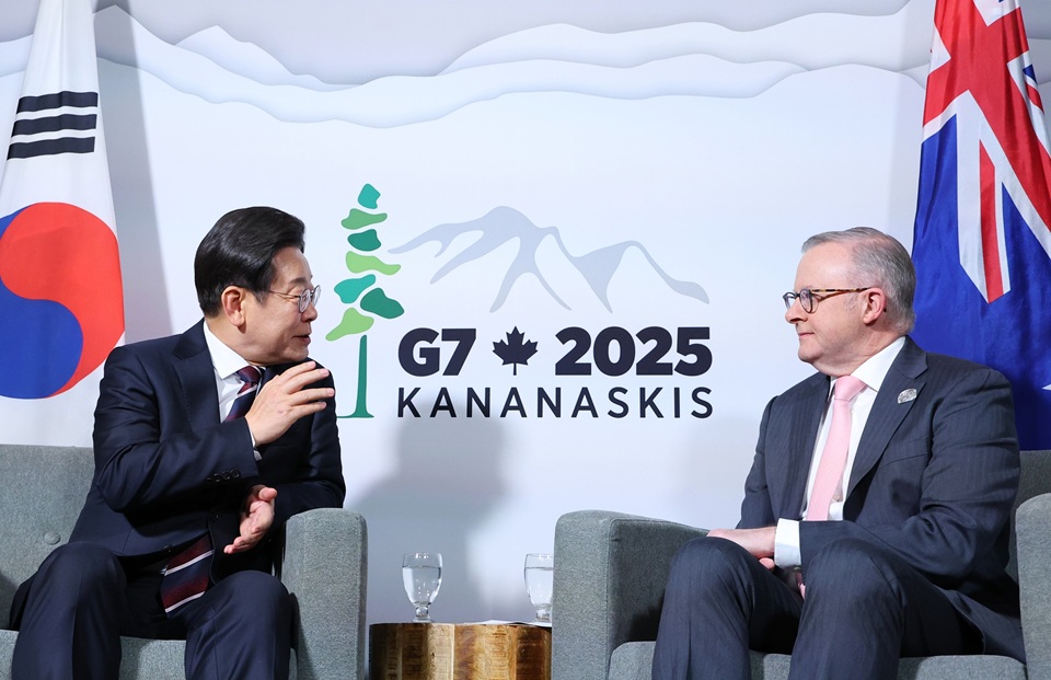 ▲ 주요 7개국(G7) 참석차 캐나다를 방문 중인 이재명 대통령(왼쪽)이 16일(현지 시간) 앨버타주 캘거리의 한 호텔에서 앤소니 알바니지 호주 총리와 정상회담을 하고 있다. Tổng thống Hàn Quốc Lee Jae-myung đã có cuộc hội đàm song phương với Thủ tướng Úc Anthony Albanese tại một khách sạn ở thành phố Calgary, tỉnh bang Alberta vào ngày 16/6/2025 (giờ Canada). (Ảnh: Yonhap News)