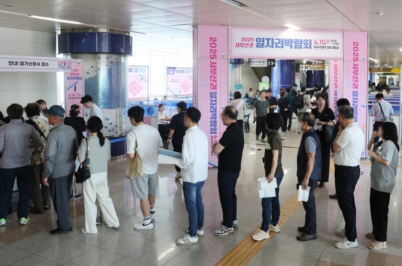 ▲ 지난달 취업자 수가 24만 5000명 증가해 2916만 명으로 집계됐다. 사진은 지난 10일 부산도시철도 3호선 강서구청역 2층 대합실에서 열린 '2025년 서부산권 일자리박람회' 모습. Một hội chợ triển lãm đã diễn ra ở thành phố Busan vào ngày 10/6/2025. (Ảnh: Yonhap News - 연합뉴스)