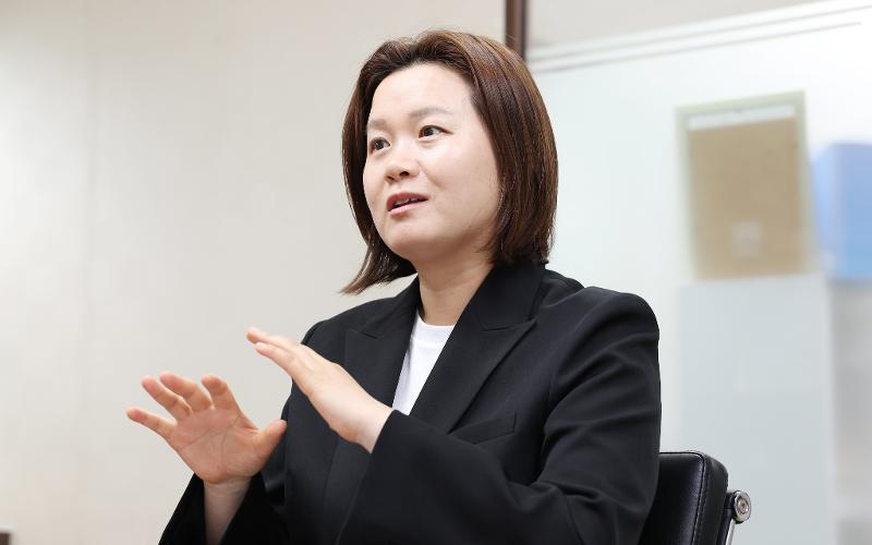 ▲ 한국 여성 최초로 아시아올림픽평의회 집행위원에 선출된 박주희 국제스포츠전략위원회 이사장이 13일 오후 서울 강남구 국제스포츠전략위원회 사무실에서 코리아넷과 인터뷰를 하고 있는 모습. Cô Park Joo Hee, người phụ nữ Hàn Quốc đầu tiên được bổ nhiệm làm thành viên Ủy ban điều hành của Hội đồng Olympic châu Á (OCA) đã thực hiện buổi phỏng vấn với cổng thông tin điện tử Korea.net ở quận Gangnam-gu, thành phố Seoul vào chiều ngày 13/6/2025. (Ảnh: Lee Jeong Woo / Korea.net - 이정우 기자 b1614409@korea.kr)