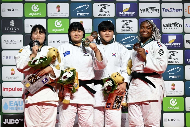 ▲ 한국 유도 국가대표 김하윤(왼쪽 두 번째)이 19일(현지 시간) 헝가리 부다페스트에서 열린 2025 국제유도연맹(IJF) 세계선수권 여자 최중량급 결승에서 우승한 후 기념 촬영을 하고 있다. Võ sĩ Judo Kim Hayun (thứ hai từ trái sang) của Hàn Quốc đã chụp ảnh kỷ niệm sau khi giành danh hiệu vô địch hạng cân trên 78kg nữ trong Giải vô địch Judo thế giới 2025 diễn ra ở thủ đô Budapest vào ngày 19/6/2025 (giờ Hungary). (Ảnh: Trang web chính thức của Liên đoàn Judo quốc tế - 국제유도연맹 공식 누리집)