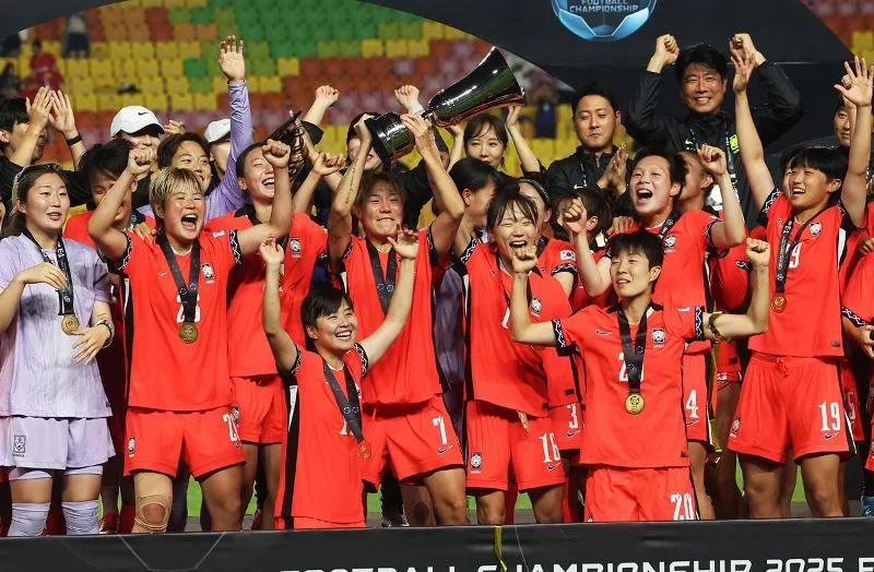 ▲ 16일 수원월드컵경기장에서 열린 2025 동아시아축구연맹(EAFF) E-1 챔피언십(동아시안컵) 여자부 마지막 경기에서 대한민국이 대만에 2 대 0 승리를 거두고 우승을 확정지었다. 경기 후 선수들이 트로피를 들어 올리며 기쁨을 만끽하고 있다. Đội tuyển bóng đá nữ Hàn Quốc đã ăn mừng sau khi giành chiến thắng trước đội tuyển bóng đá nữ Đài Loan trong trận chung kết Cúp bóng đá nữ Đông Á 2025 được tổ chức ở Sân vận động Suwon World Cup, thành phố Suwon, tỉnh Gyeonggi-do vào ngày 16/7/2025. (Ảnh: Yonhap News - 연합뉴스)