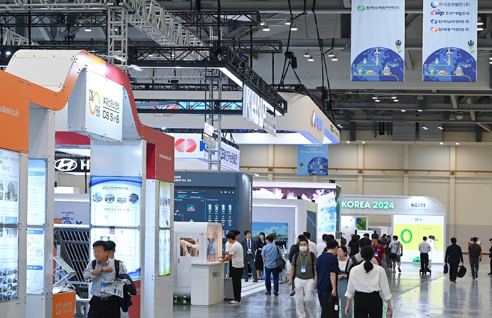 ▲ ‘2025 IUGG 기상·해양·빙권 국제학술대회(BACO-25)’가 20일부터 25일까지 부산 벡스코에서 열린다. 사진은 지난해 9월 4일부터 6일까지 부산 벡스코에서 열린 2024 기후산업국제박람회 사진. Hội nghị Khoa học Quốc tế về Khí tượng, Đại dương và Băng quyển "BACO-25" do IUGG tổ chức sẽ diễn ra từ ngày 20 đến 25 tại BEXCO, Busan. Trong ảnh là Hội chợ Công nghiệp Khí hậu Quốc tế 2024 được tổ chức tại BEXCO Busan từ ngày 4 đến 6 tháng 9 năm ngoái. (Nguồn: BEXCO)
