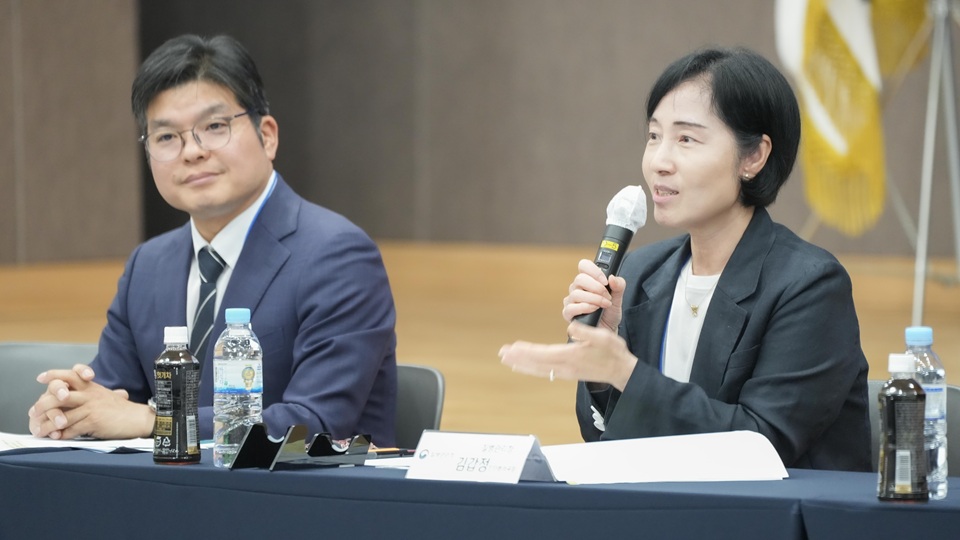 ▲ 김갑정 질병관리청 진단분석국장(오른쪽)이 1일 전남 화순 GC녹십자 화순 공장에서 열린 기자회견에서 질문에 답하고 있다. 왼쪽은 정윤석 질병관리청 고위험병원체분석과장. Bà Kim Gab Jung - Tổng Giám đốc Cục Chẩn đoán và Phân tích Bệnh tật thuộc Cơ quan Kiểm soát và Phòng ngừa Dịch bệnh Hàn Quốc (KDCA) trong buổi họp báo tại nhà máy của GC Biopharma ở huyện Hwasun-gun, tỉnh Jeollanam-do vào ngày 1/7/2025. (Ảnh: Cơ quan Kiểm soát và Phòng ngừa Dịch bệnh Hàn Quốc)